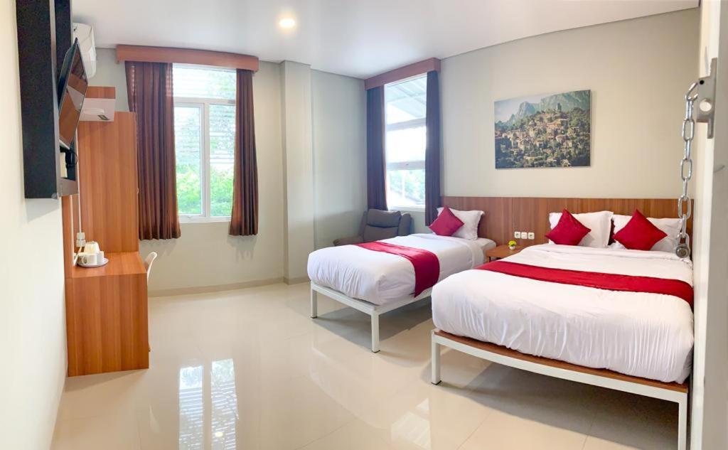 Oyo 2816 Privato Suite Kembaran Экстерьер фото