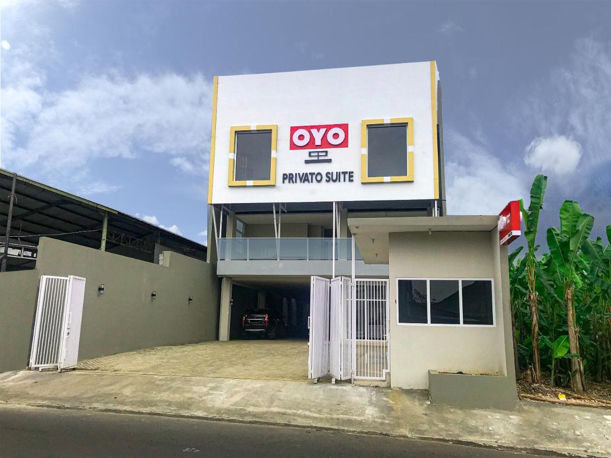 Oyo 2816 Privato Suite Kembaran Экстерьер фото